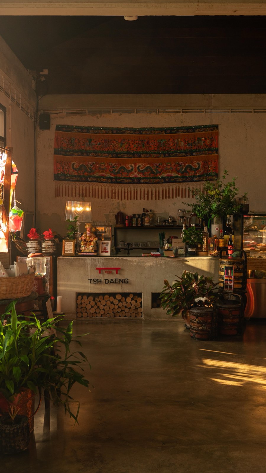 Toh-Daeng red-table restaurant at Baan Ar-Jor