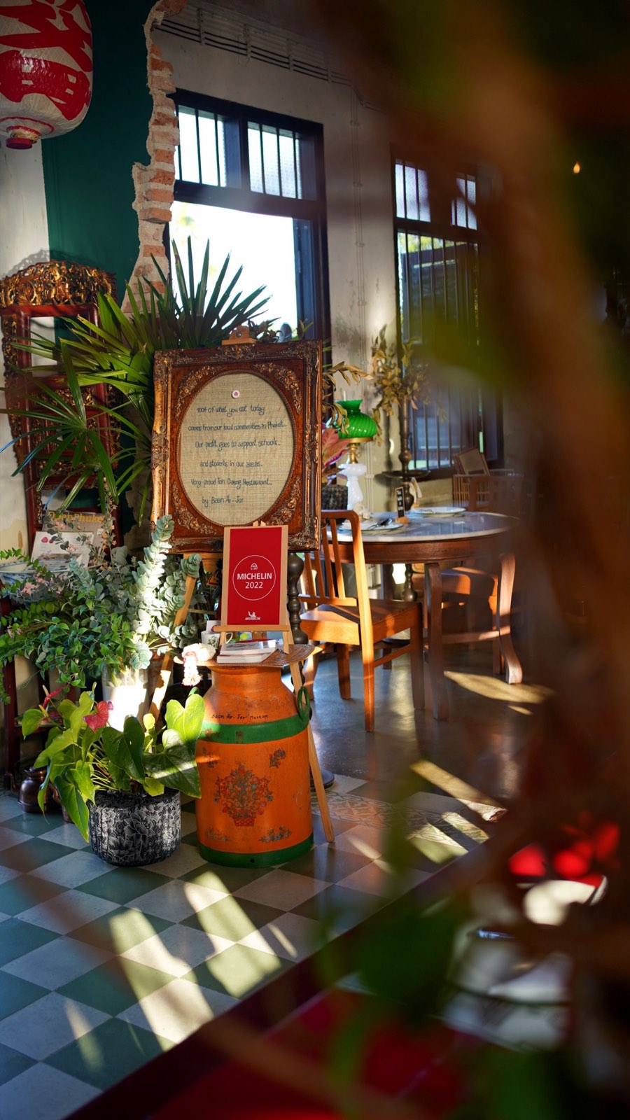 Toh-Daeng red-table restaurant at Baan Ar-Jor