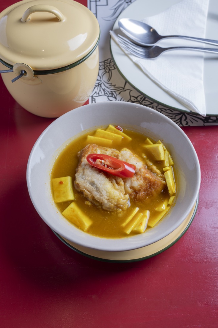 แกงส้มปลาทอดยอดมะพร้าว — Orange Curry, Fried Fish & Coconut Shoots